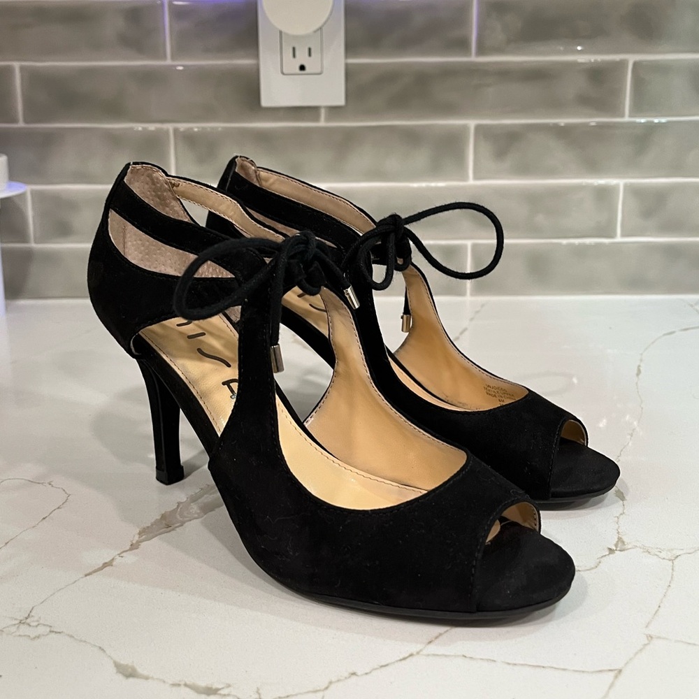Unisa Women’s size 6 Color Black.